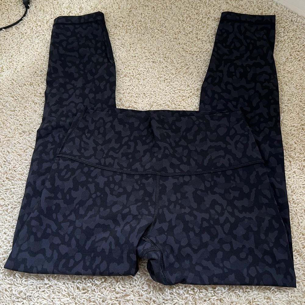 Lululemon black patterned Wunder Under 25”